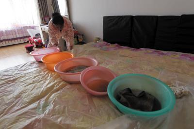 五莲楼上漏水，住户失联，小区没物管，业主维权难！律师来支招……